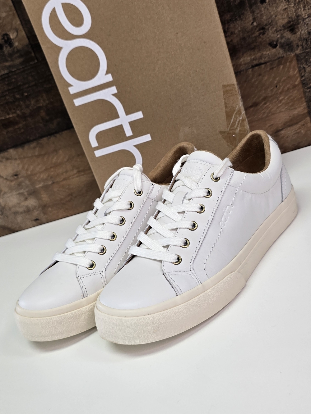 Earth White Leather Low-Top Sneakers with Tan Lining Dispaly Models Size 7